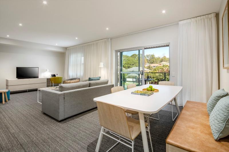 Quest Eight Mile Plains Aparthotel 4*